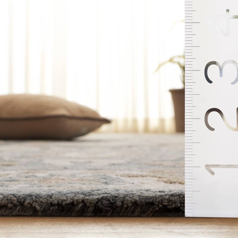 SAFAVIEH Handmade Ebony Viktorya Wool Rug