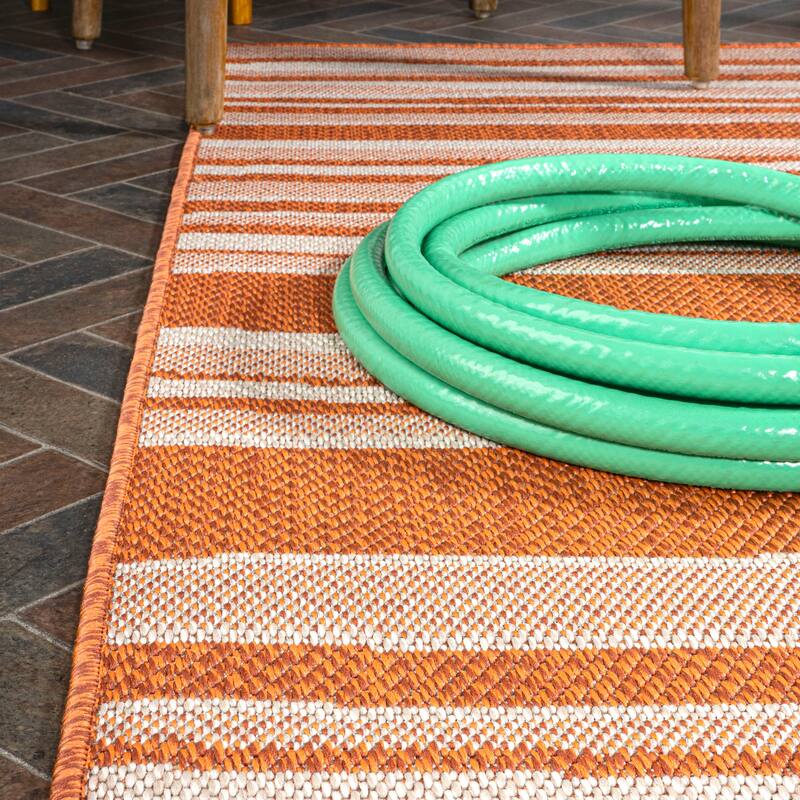 JONATHAN Y Chevron Wavy Stripe Modern Indoor/Outdoor Area Rug