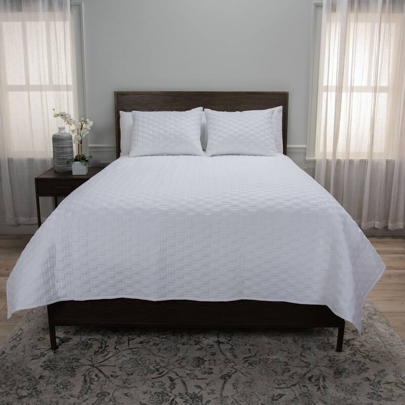 Rizzy Home Blackberry Grove White Geometric Stitched Quilt Set