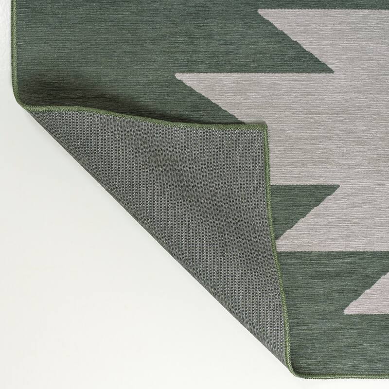 JONATHAN Y Adriel Solid Low-Pile Machine Washable Area Rug