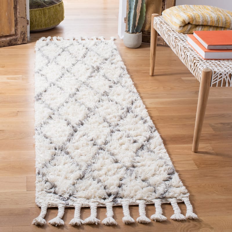SAFAVIEH Handmade Casablanca Shag Daiana 1.4-inch Thick Wool Rug - 2'3" x 8' Runner - Grey/Ivory