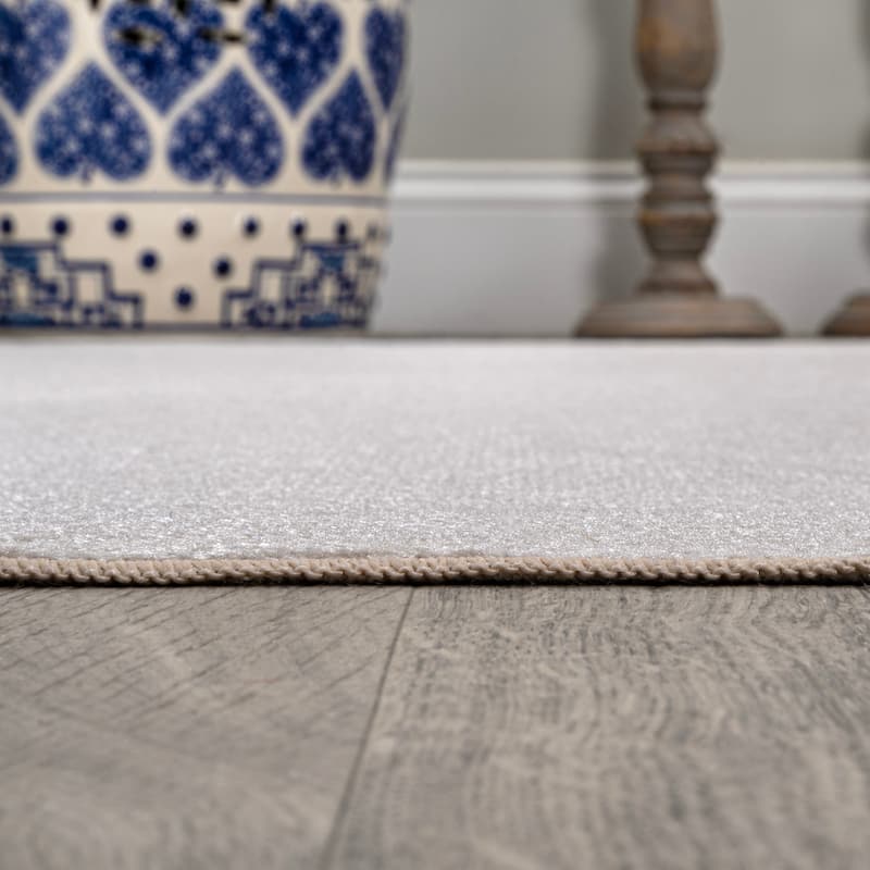 JONATHAN Y Fawning Classic Solid Low-Pile Machine-Washable Terra Area Rug