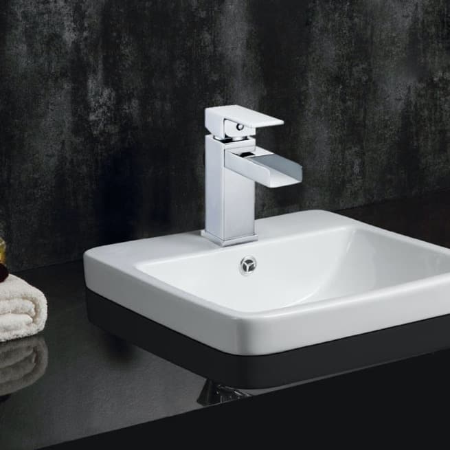 SAFAVIEH Solea Calm Waterfall 6-inch Chrome Single-handle Vessel Bathroom Faucet - 1.9" x 5.6" x 5.9"