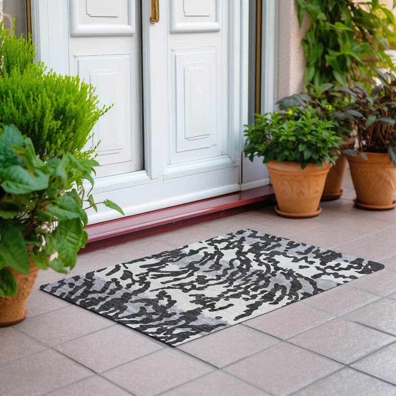 Machine Washable Indoor/ Outdoor Chantille Abstract Animal Print Rug - Black - 1'8" x 2'6"