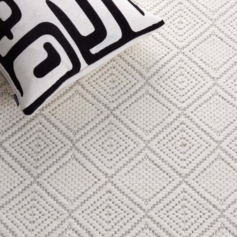 SAFAVIEH Handmade Marbella Ramije Modern Fringe Wool Rug