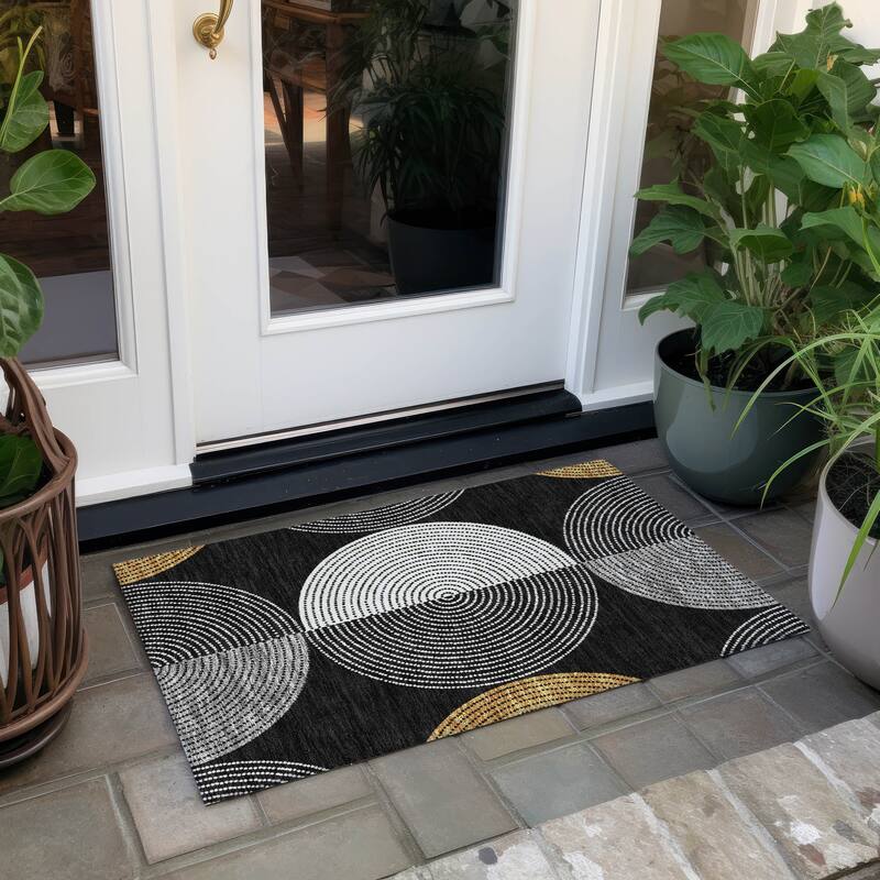 Machine Washable Indoor/ Outdoor Casual Circles Chantille Rug - Black - 1'8" x 2'6"