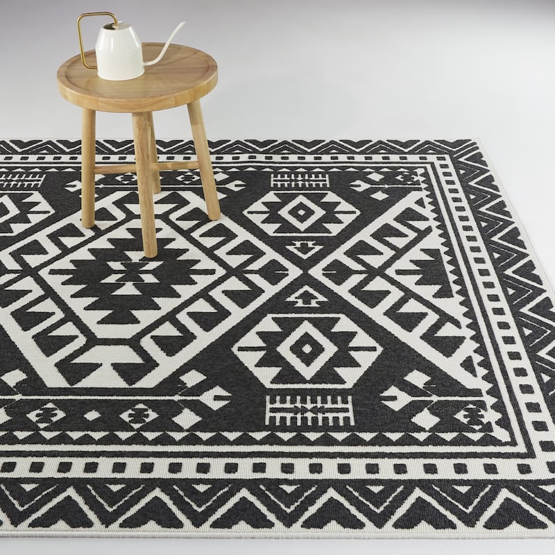 Alessi Global Geometric Indoor/Outdoor Area Rug