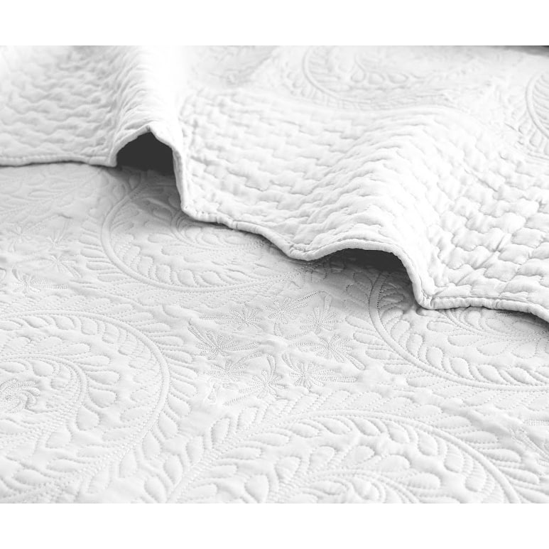 Embroidered Oversized Scalloped Edge Quilt Set