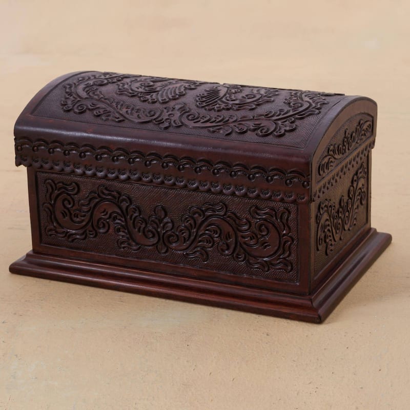 Handmade Classic Inspiration Leather and wood chest (Peru ) - 28 x 20 x 18