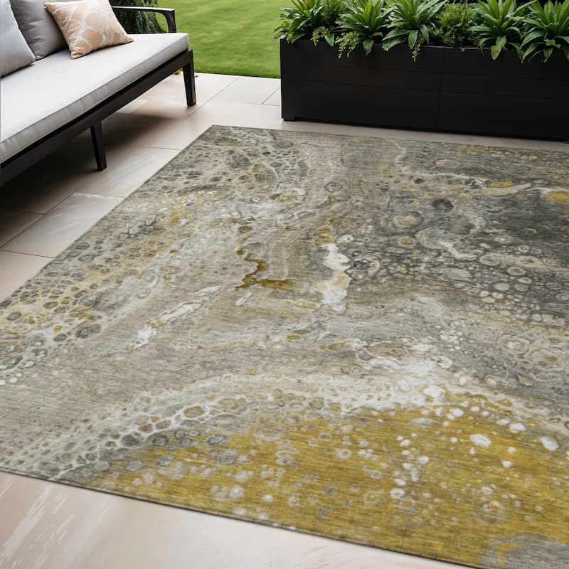 HomeRoots Abstract Contemporary Rectangle Outdoor Rug - 5' X 8'
