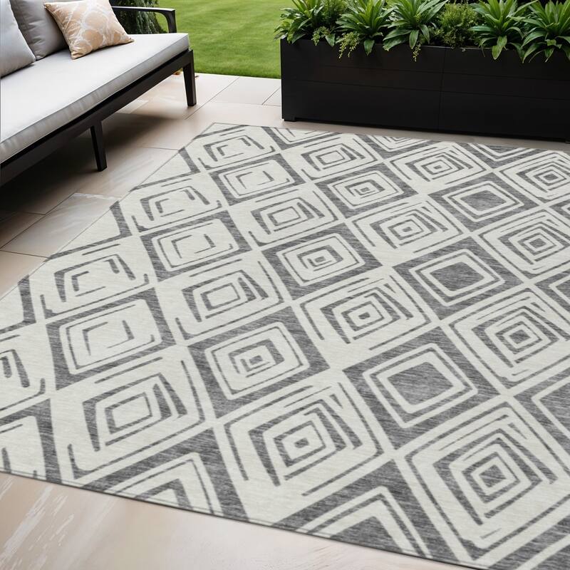 HomeRoots Geometric Transitional Rectangle Outdoor Rug - 8' X 10'