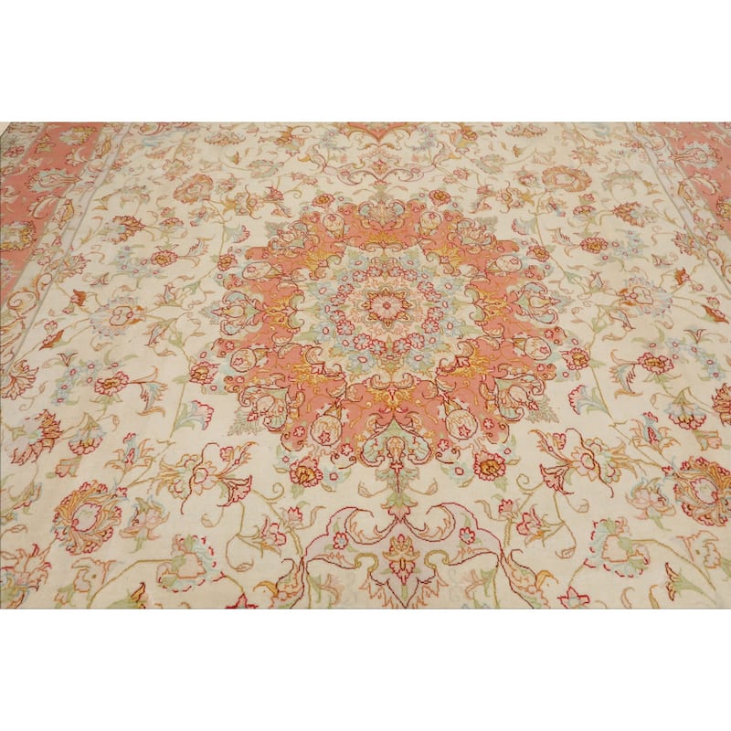 6'7''x9'11'' Hand Knotted Wool Ivory Traditional Rug - 6' 7'' x 9' 11''