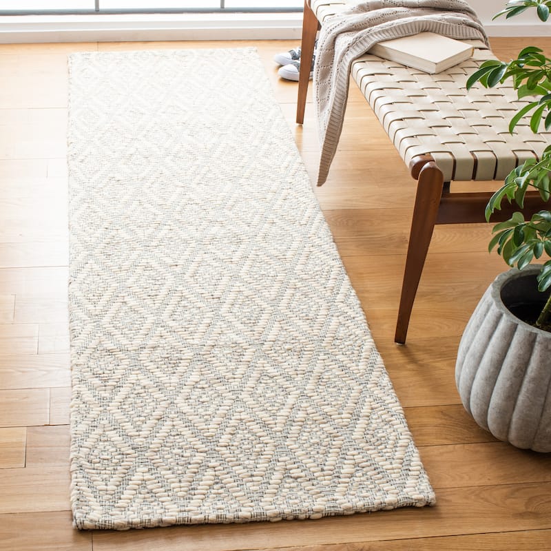 SAFAVIEH Handmade Marbella Liubovia Geometric Beige/Cream Wool Rug - 2'3" x 8' Runner - Beige/Cream