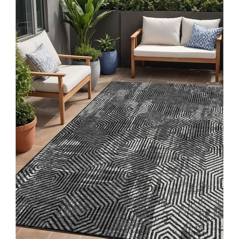 HomeRoots Geometric Transitional Rectangle Outdoor Rug - 5' X 8'