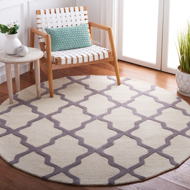 SAFAVIEH Handmade Cambridge Eirny Moroccan Trellis Wool Rug - 6' Round - Ivory/Silver