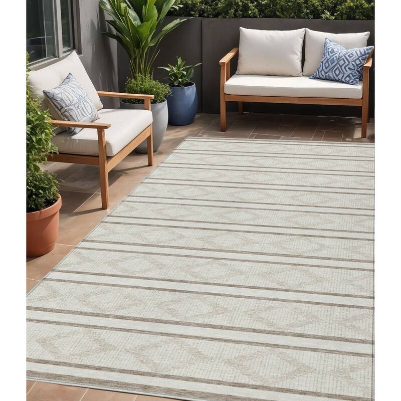 HomeRoots Geometric Transitional Rectangle Outdoor Rug - 5' X 8'