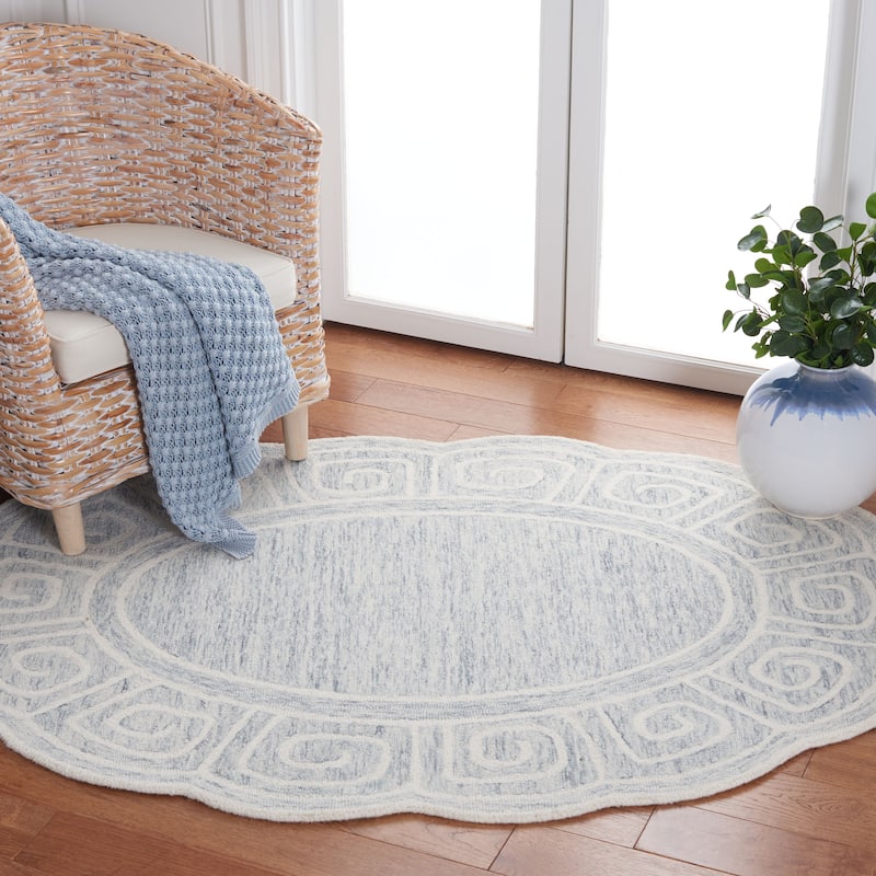 SAFAVIEH Handmade Novelty Liubomira Greek Key Wool Rug - 5' x 8' Oval - Light Grey/Ivory