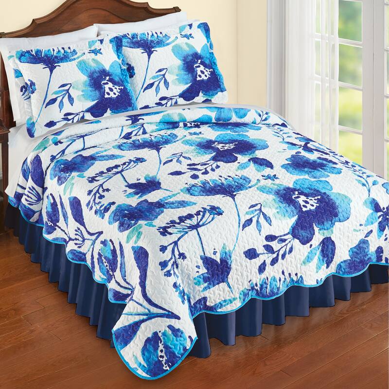 Bold Blue Botanical Garden Scalloped Edge Quilt - Full/Queen