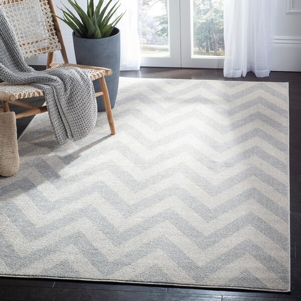 SAFAVIEH Amherst Elvira Modern Rug. Opens flyout.
