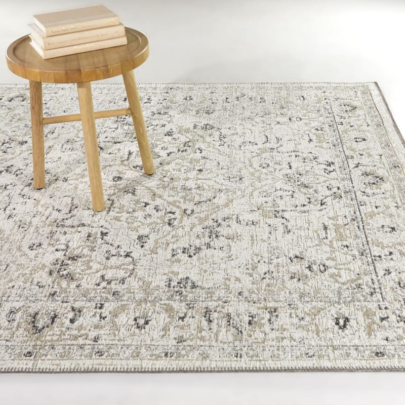 Kelleher Vintage Oriental Indoor/Outdoor Area Rug - 5'3" x 7' - Cream