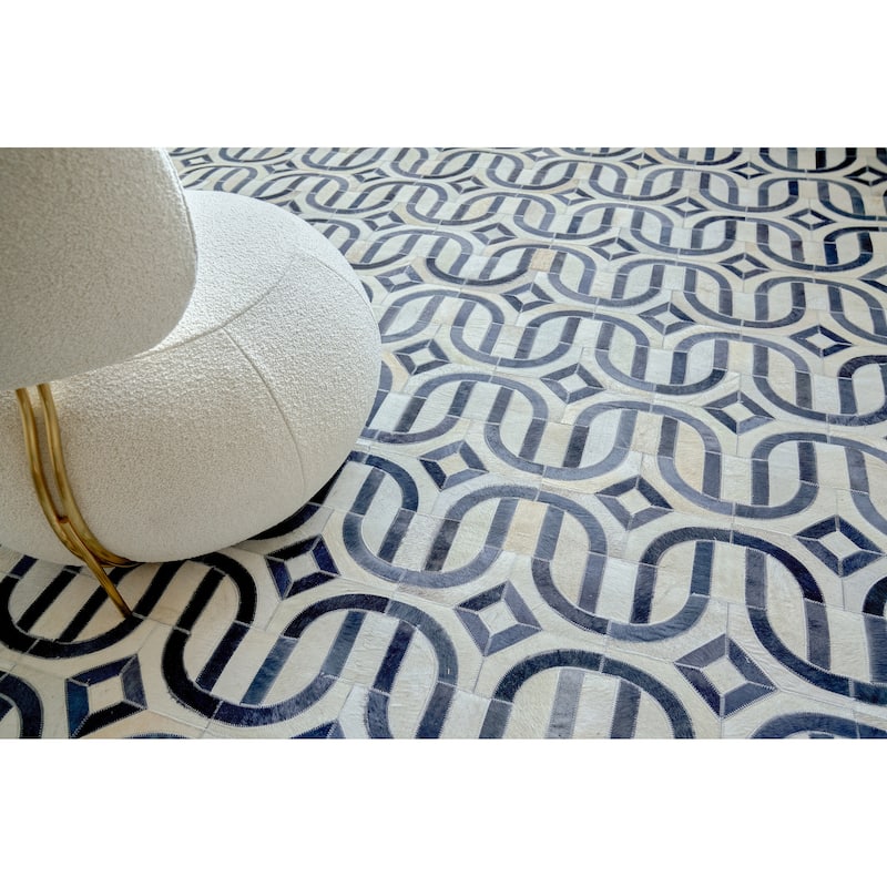 EXQUISITE RUGS Natural Hide Hand-stitched Leather Hide Silver/Blue Area Rug.