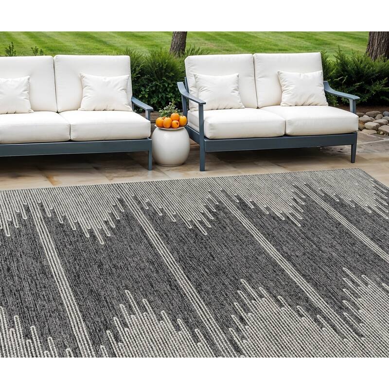 HomeRoots Abstract Transitional Rectangle Outdoor Rug - 10' X 14'