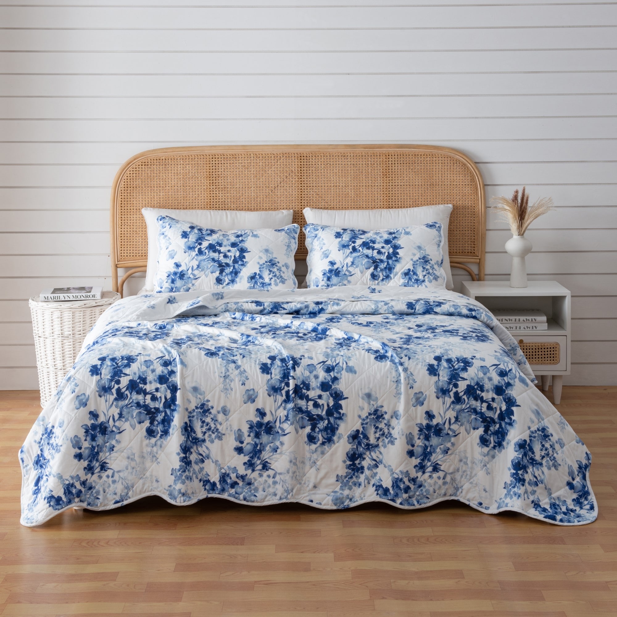 Luxurious Blue Watercolor Florals Microfiber Quilt Set With Shams