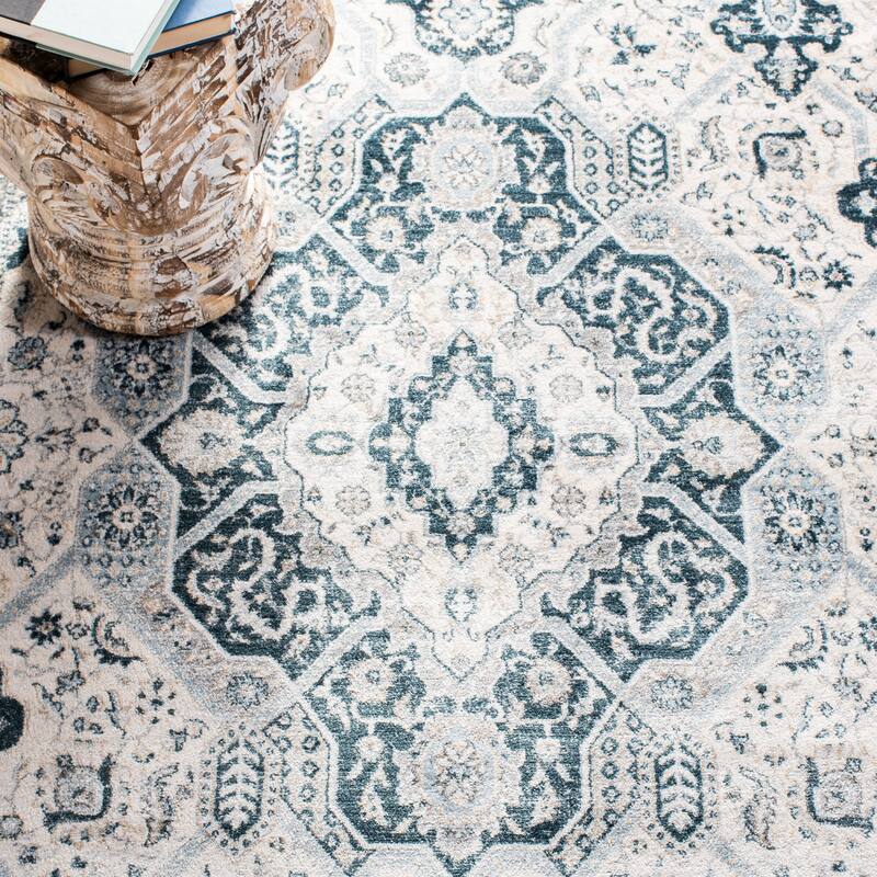 SAFAVIEH Isabella Minola Traditional Oriental Rug