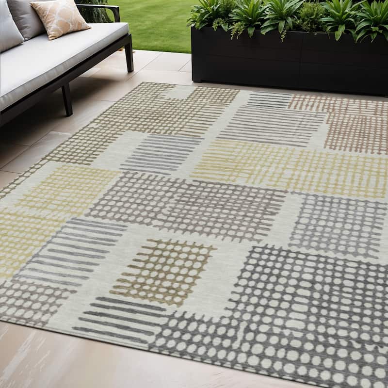 HomeRoots Geometric Transitional Rectangle Outdoor Rug - 5' X 8'
