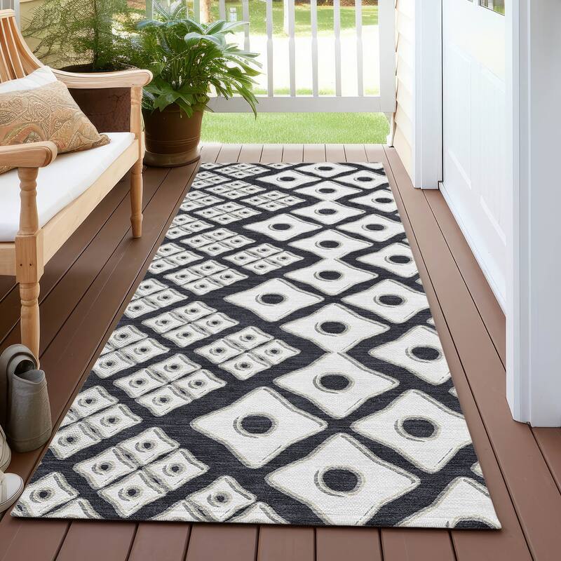 Machine Washable Indoor/ Outdoor Chantille Diamond Rug - Black - 2'3" x 7'6"