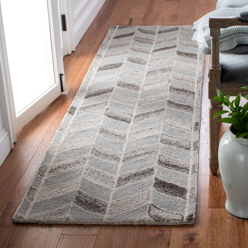 SAFAVIEH Handmade Abstract Jeltsje Chevron Wool Rug - 2'3" x 8' Runner - Grey