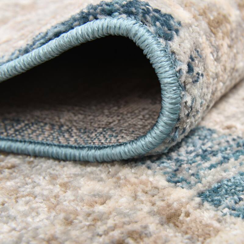 Traditional Nixa Collection Area Rug
