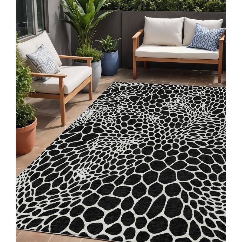HomeRoots Geometric Transitional Rectangle Outdoor Rug - 5' X 8'