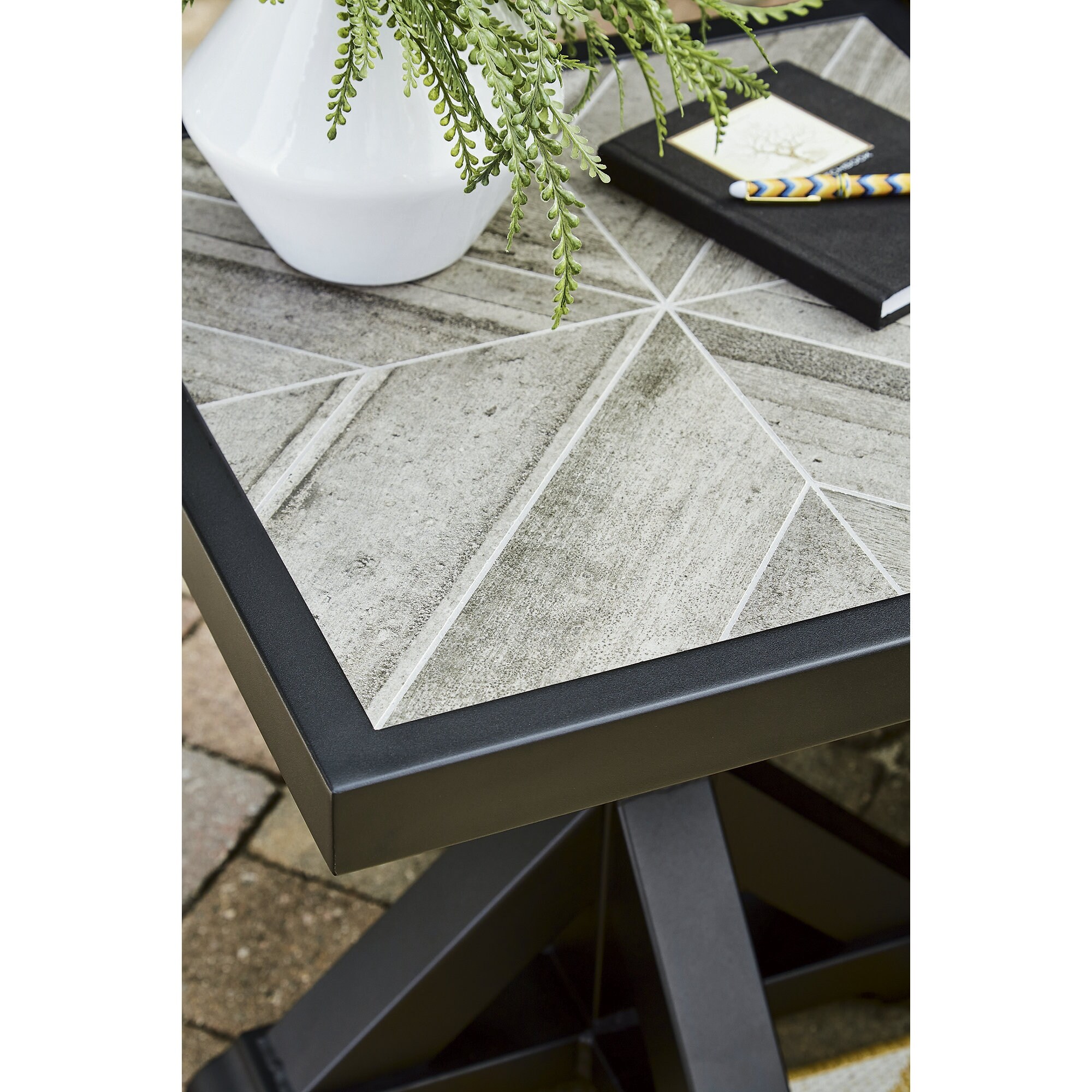 Sandestria dining table scintillant with