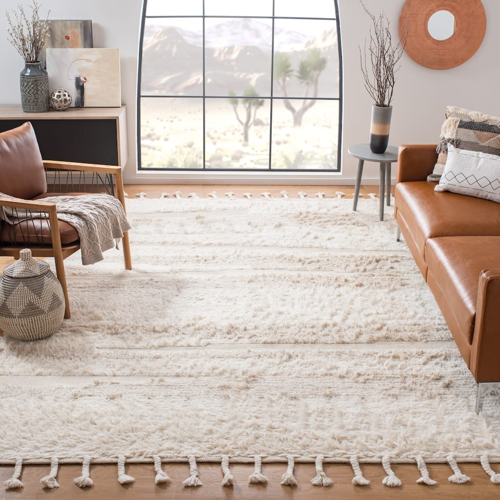 SAFAVIEH Handmade Kenya Costina Wool Tassel Rug