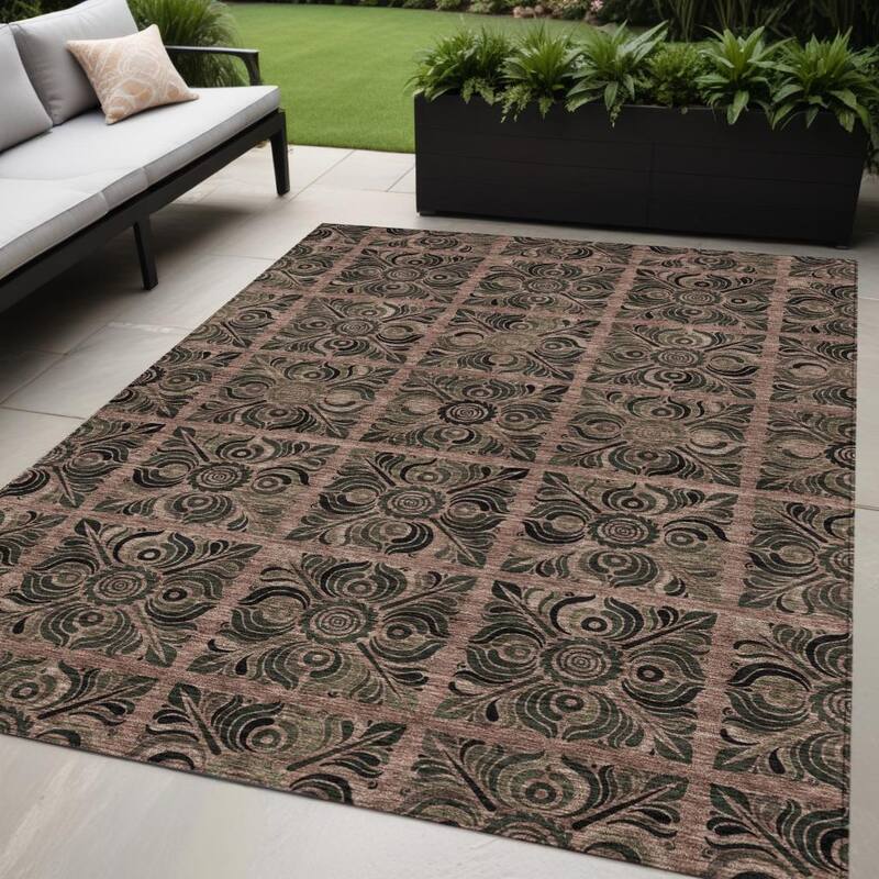HomeRoots Medallion Transitional Rectangle Outdoor Rug - 5' X 8'