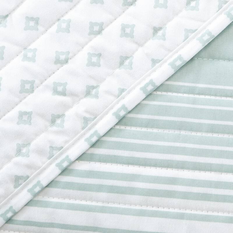 Luxurious Striped Microfiber Quilt Set With Shams