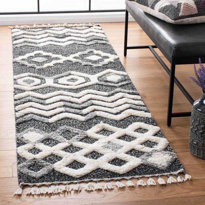 SAFAVIEH Hand-Knotted Casablanca Shag Bergdis Tribal Wool Rug - 2'3" x 8' Runner - Black/Grey