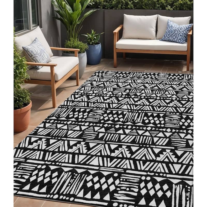 HomeRoots Southwestern Transitional Rectangle Outdoor Rug - 5' X 8'
