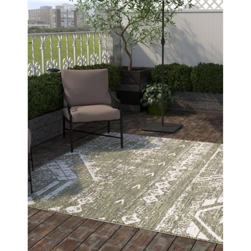 Outdoor Ogooplario Collection Area Rug - Green - 5'3" Square