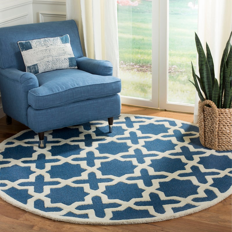 SAFAVIEH Handmade Cambridge Remedios Geometric Wool Rug - 6' Round - Navy Blue/Ivory
