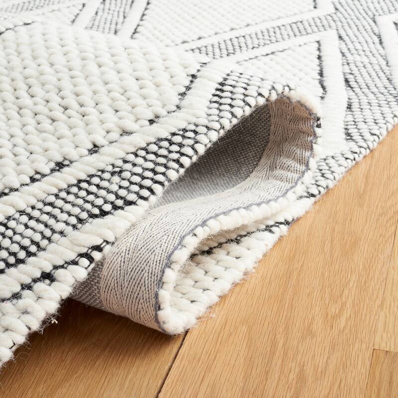 SAFAVIEH Handmade Natura Anasia Wool Fringe Rug