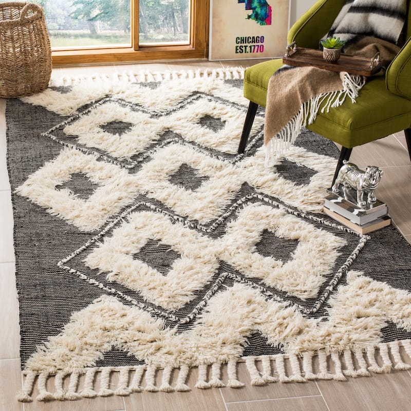 SAFAVIEH Hand-knotted Kenya Helju Southwestern Tribal Wool Rug - 4' x 6' - Black/Ivory