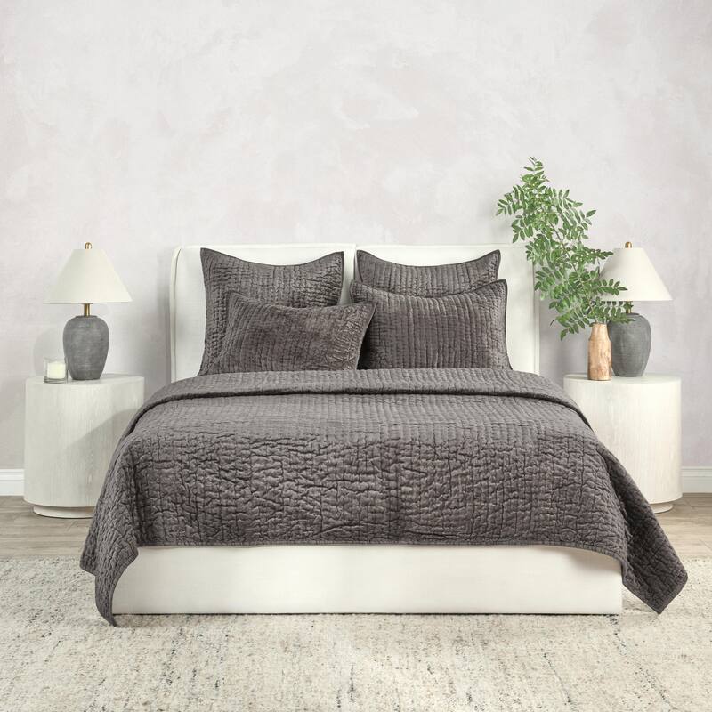 Villa by Classic Home Dimitry 3-Piece Velvet Quilt Set