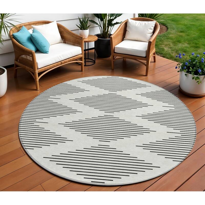 HomeRoots Geometric Transitional Rectangle Outdoor Rug - 8' Round