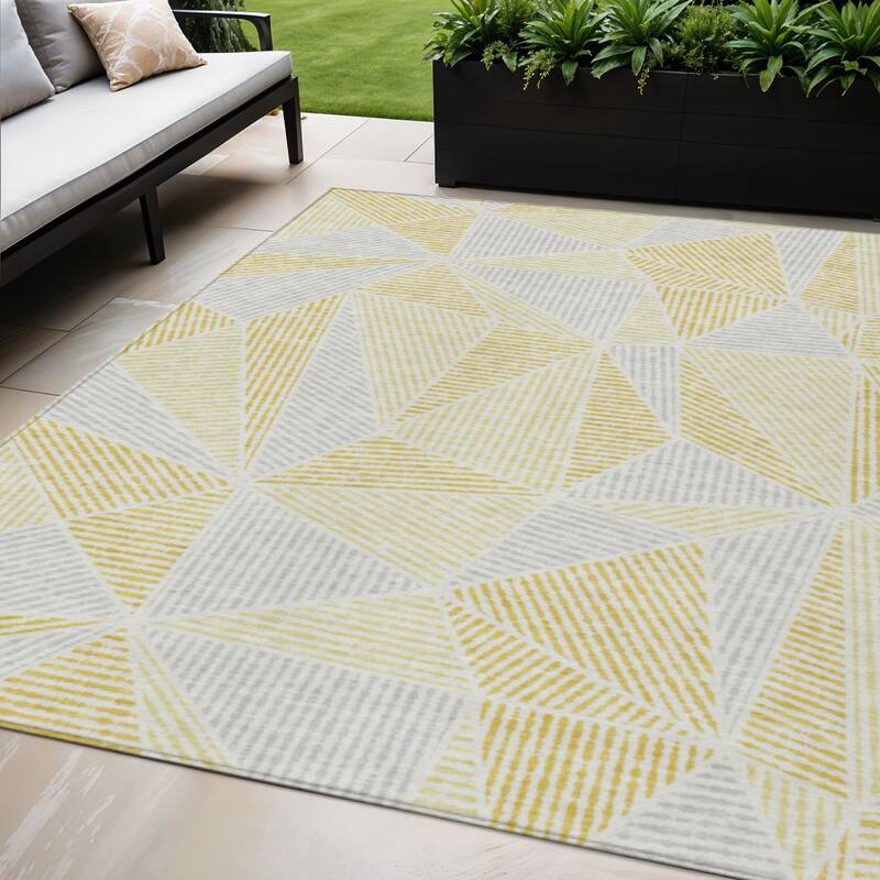 HomeRoots Geometric Transitional Rectangle Outdoor Rug - 5' X 8'