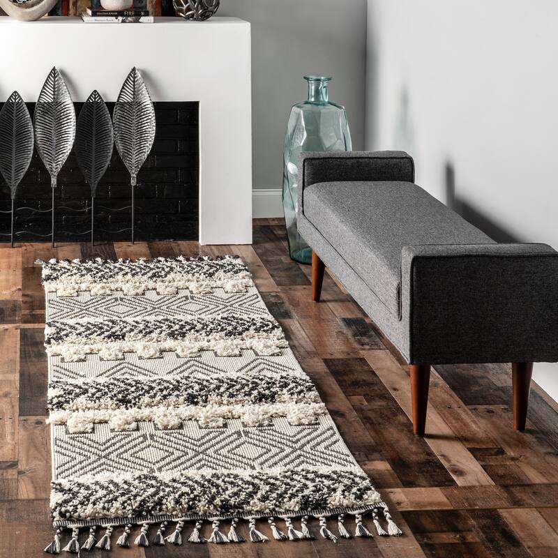 Nuloom Zuri Shaggy Banded Tribal Area Rug