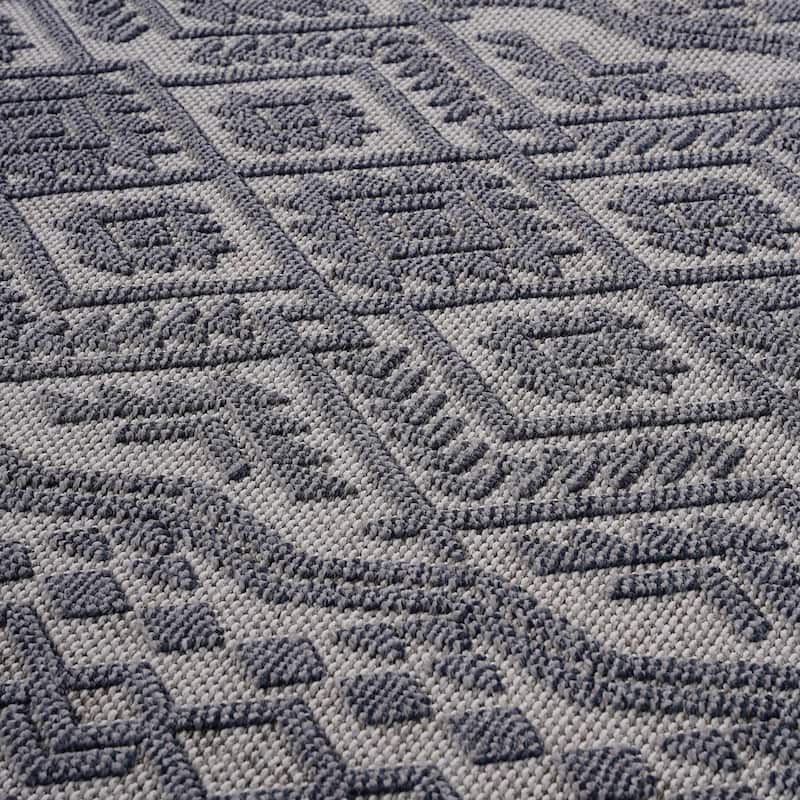 Guros Collection White / Gray / Traditional Indoor / Outdoor Non-Shedding Area Rug