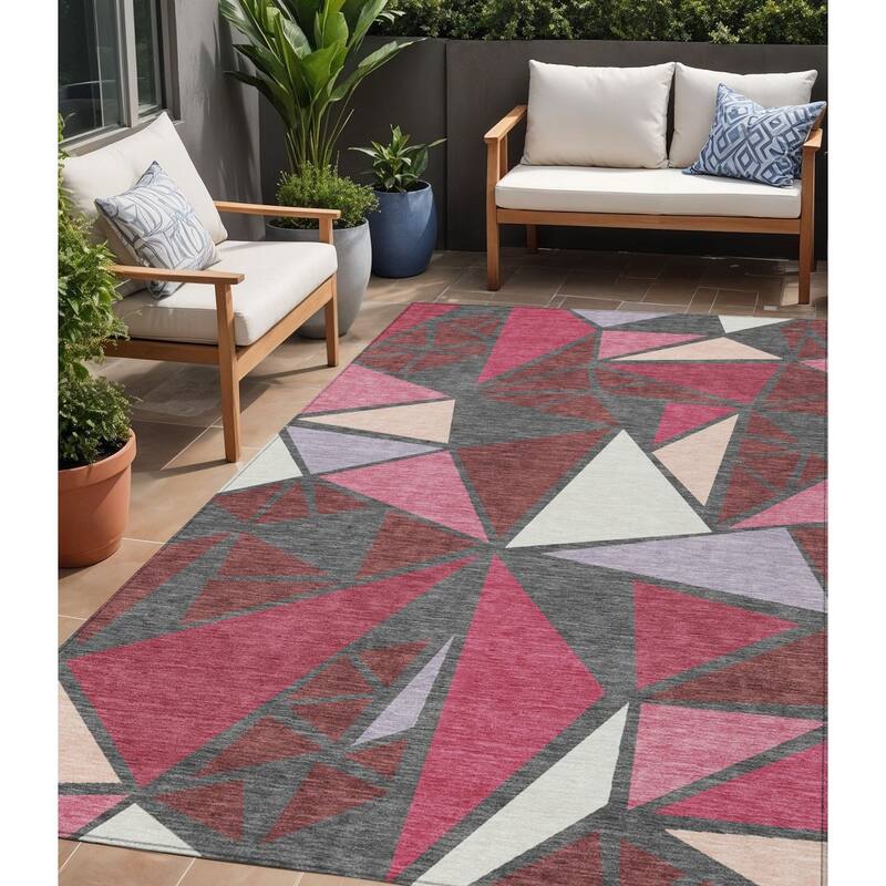 HomeRoots Geometric Transitional Rectangle Outdoor Rug - 5' X 8'