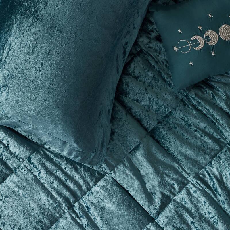 Intelligent Design Isabel Velvet Comforter Set
